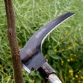 Búa rìu kiêm lưỡi liềm đa năng 2 trong 1 cán thép 60cm