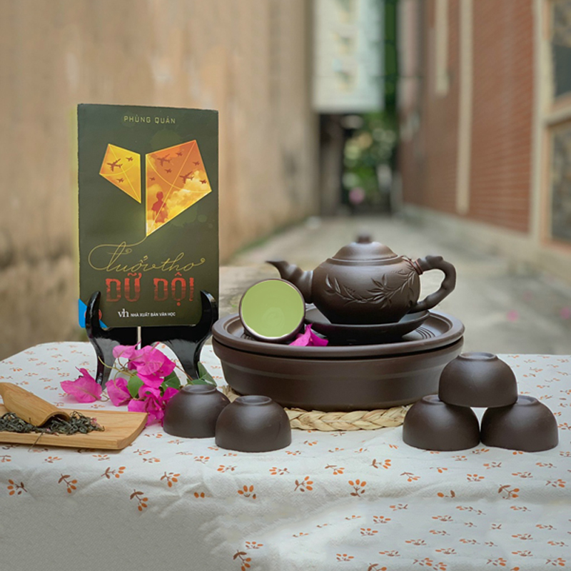 Bộ ấm chén từ sa khắc lá trúc thủ công kèm khay tròn