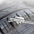 Dụng cụ loại bỏ đinh cát bảo vệ lốp xe hơi trước khi di chuyển 
