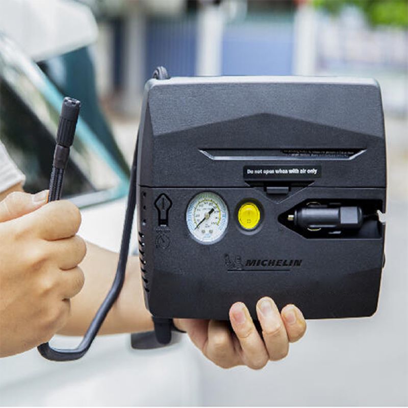 Máy bơm vá lốp xe khẩn cấp 12V Michelin 5818