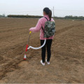 Ống bón phân có đeo vai tiện lợi giúp di chuyển dễ dàng 