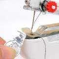 Máy khâu mini cầm tay nhỏ gọn, tiện dụng