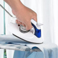 Bàn là hơi nước cầm tay mini tiện dụng cho gia đình
